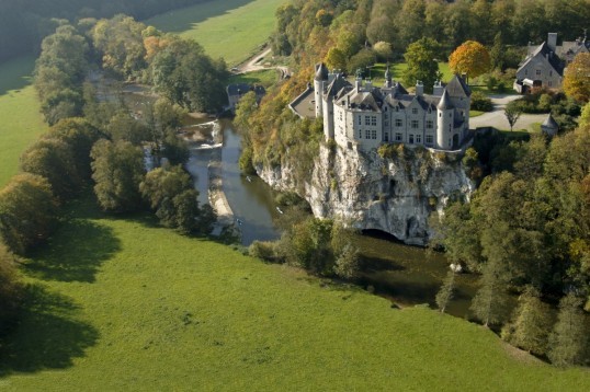 Le château de Walzin surplombant la Lesse.