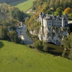 Le château de Walzin surplombant la Lesse.